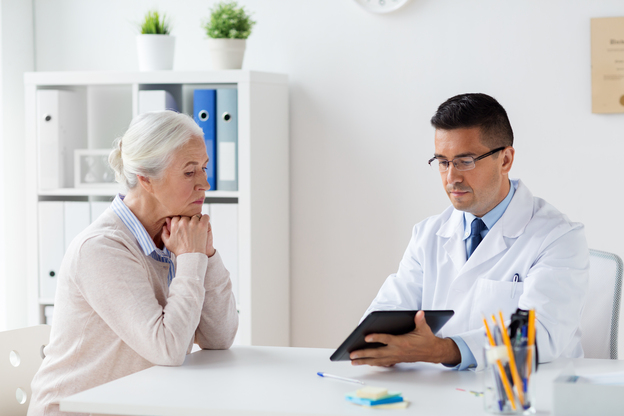 Femme âgée et médecin avec tablette pc à l'hôpital